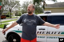 Eric Paddock, hermano del francotirador de Las Vegas Stephen Paddock, habla con la prensa cerca de su residencia en Orlando, Florida. Oct. 2, 2017.