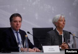 La Directora Gerente del Fondo Monetario Internacional (FMI), Christine Lagarde, y el Ministro del Tesoro de Argentina, Nicolas Dujovne, asisten a una conferencia de prensa en Buenos Aires, Argentina, el 21 de julio de 2018. REUTERS / Martin Acosta -