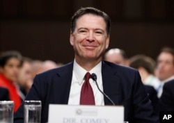 제임스 코미 전 연방수사국(FBI) 국장이 지난 8일 상원 정보위 청문회 증언 도중 웃고있다.