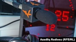 Mayın 12-də Bakının Səbael rayon Məhkəməsi hakim Nurəddin Bağırovun sədrliyi ilə Azərbaycan Nəqliyyat, Rabitə və Yüksək Texnologiyalar Nazirliyinin Elektron Təhlükəsizlik Mərkəzinin bir sıra saytlara girişə blok qoyulması tələbini təmin edib.