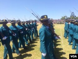 Abapholisa aveza ukulolongwa kwawo eWhite City Stadium