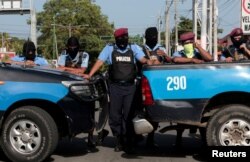 La policía bloquea la entrada a la Iglesia Católica Divina Misericordia en Managua, Nicaragua, el 14 de julio de 2018. REUTERS / Oswaldo Rivas.