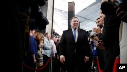 El nuevo secretario de Estado Mike Pompeo saluda a los empleados del Departamento de Estado el martes, 1 de mayo, de 2018.