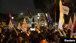 Seguidores del presidente peruano Martín Vizcarra celebran afuera del edificio del Congreso después que el mandatario anunció el lunes la disolución del parlamento, que haciendo caso omiso a su decisión, después lo depuso y nombró un reemplazo. Foto Reuters/Guadalupe Pardo. Sept. 30 de 2019.
