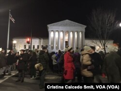 Manifestantes protestan frente a la Corte Suprema de Justicia la orden ejecutiva del presidente Trump que prohíbe entrar al país temporalmente a refugiados de siete países.