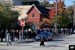 Dolientes hacen fila alrededor de la cuadra del Centro Comunitario Judío en la sección de Squirrel Hill de Pittsburgh el martes 30 de octubre de 2018, para ingresar al servicio funerario del doctor Jerry Rabinowitz, una de las 11 personas que murieron mientras oraban durante un tiroteo en la sinagoga Árbol de la Vida, el fin de semana.