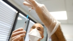 El enfermero Guillermo Monzón prepara la vacuna Pfizer contra la enfermedad del coronavirus en Telde, en la isla de Gran Canaria, España, el 31 de marzo de 2021.