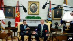 El presidente Donald Trump (derecha) habló el jueves, 15 de marzo de 2018, en la Casa Blanca, durante una reunión con el primer ministro de Irlanda, Leo Varadkar.