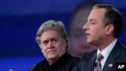 El estratega de la Casa Blanca Stephen Bannon, acompañado por el Jefe de Gabinete de la Casa Blanca, Reince Priebus, durante la Conferencia de Acción Política Conservadora (CPAC) en Oxon Hill, Maryland, el 23 de febrero de 2017.