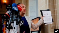 La embajadora de Venezuela ante la Organización de Estados Americanos, Carmen Velásquez, muestra una copia con el sello del documento que presentó ante el Secretario General de la Organización de Estados Americanos Luis Almagro, en la sede de la OEA en Washington, el 28 de abril de 2017.