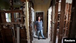 Nicole Chati dentro de lo que quedó de su casa tras el paso de la supertormenta Sandy en la isla Staten de Nueva York.