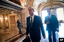 El fiscal especial Robert Mueller sale del Congreso luego de una reunión a puertas cerradas en el Comité Judicial del Senado sobre la interferencia rusa en las elecciones de 2016 y la posible conexión con la campaña de Donald Trump. Junio 21, 2017.