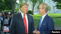 El presidente de EE.UU., Donald Trump, durante una entrevista con el presentador de Fox & Friends, Steve Doocy, (derecha), en la Casa Blanca, en Washington, DC. 15 de junio de 2018. Imagen fija de video. Cortesía de Fox & Friends / a través de REUTERS.