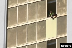 Trabajadores reparan una de las ventanas del hotel Mandalay Bay rota por el asesino Stephen Paddock para perpetrar el ataque que cobró la vida de al menos 58 personas y dejó más de 400 heridas el domingo 1 de octubre de 2017 en Las Vegas.