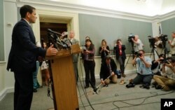 Senador Marco Rubio, republicano por Florida, habla con periodistas sobre los esfuerzos para ayudar a Puerto Rico luego de los daños que dejó en la isla el huracán María. Oct. 18. 2017.