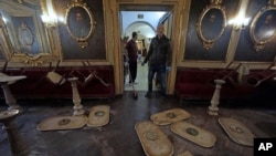 Sillas volteadas y mesas desarmadas, en el suelo, del histórico Caffe Florian en la Plaza San Marcos, en Venecia, el martes, 30 de octubre del 2018.