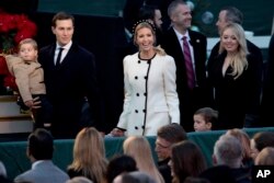 Las hijas del presidente Trump, Tiffany (der.) e Ivanka (centro) con su esposo Jared y el hijo de ambos, en la ceremonia de iluminación del Árbol de Navidad Nacional, en Washington DC.