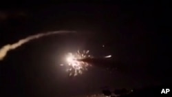 Este marco, tomado de un video provisto por la agencia de noticias oficial siria SANA, muestra misiles volando hacia el cielo cerca de Damasco, Siria, el martes 25 de diciembre de 2018. Aviones de combate israelíes que vuelan sobre Líbano lanzaron misiles hacia zonas cercanas a la capital siria.