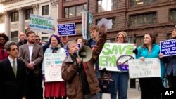Wayne Whipple, químico de la Agencia de Protección Ambiental de los Estados Unidos, se dirige a una multitud reunida en Chicago el lunes 6 de febrero de 2017 para protestar por la nominación de Scott Pruitt como administrador de la agencia.