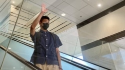 鄒家成自行到西九龍裁判法院應訊，進入法庭前向傳媒打招呼。(美國之音 湯惠芸拍攝)
