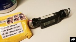 Este sería el paquete destinado al ex director de la CIA John Brennan en la torre Time Warner en Nueva York. (ABC News via AP)