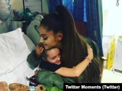 Ariana Grande visita a una de las niñas heridas en su concierto en Manchester.