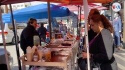 Vendedores informales en Los Ángeles han visto disminuir sus ventas. Foto Verónica Villafañe.
