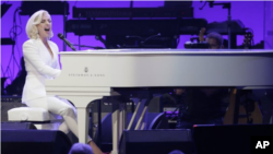 Lady Gaga, durante el concierto para recaudar fondos en apoyo a las víctimas de los devastadores huracanes que azotaron Texas, Florida, Puerto Rico y las Islas Vírgenes estadounidenses en College Station, Texas, la noche del sábado 21 de octubre de 2017.