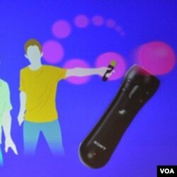Conocida comunmente como la "varita", el nuevo mando de Sony detecta movimiento y su posición frente a una cámara.