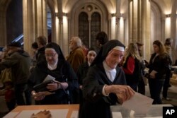 Una religiosa vota durante la elección general en Barcelona, España, el domingo 28 de abril de 2019.