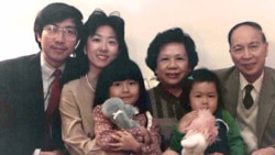 幼时的欧晓瑜和一家人的合影。（照片经欧晓瑜本人同意使用）