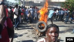 Quema de llantas en Puerto Príncipe en protesta contra la corrupción en Haití.