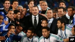 မော်ရိုကိုဘုရင် Mohammed VI (လယ်)နဲ့ ဘိုင်ယန်မြူးနစ်ကို ရှုံးသွားတဲ့ Raja Casablanca အသင်း။