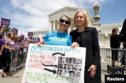 La aspirante presidencial demócrata y senadora de Nueva York, Kirsten Gillibrand, posa con una manifestante pro derecho al aborto durante un mitin frente a la Corte Suprema de EE.UU., en Washington, el 21 de mayo de 2019.