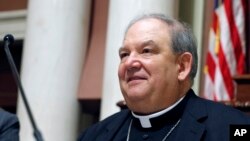 El arzobispo Bernard Hebda, de St. Paul y Minneapolis, sonríe tras pronunciar la oración inaugural en la Cámara de Representantes de Minnesota en enero de 2017.