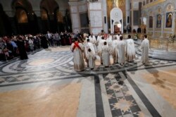 Ljudi prisustvuju liturgiji povodom Uskrsa u Hramu svetog Save u Beogradu, 2. maja 2021. (Foto: AP, Darko Vojinović)