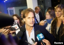 Luis Lacalle Pou, del Partido Nacional, habla con la prensa tras la elección primaria en Montevidoe, Uruguay, el domingo, 30 de junio de 2019.