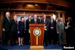 El presidente del Comité de Inteligencia del Senado Richard Burr (R-NC) y miembros del panel hablan con periodistas sobre los hallazgos y recomendaciones del Comité relacionados con amenazas a la infraestructura electoral en el Capitolio en Washington. Marzo 20, 2018.
