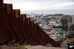 Imagen de una sección renovada del muro que separa Tijuana, México de San Diego, California. Enero 15 de 2019.