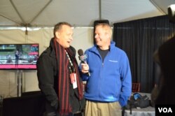 Tom Hanks, izq., con Larry London, locutor de la Voz de América.