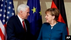 Tras su discurso, Pence se reunió con la canciller de Alemania, Angela Merkel, que hizo otro discurso antes.