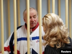 Sergei Skripal, excoronel del servicio de inteligencia militar GRU de Rusia, observa a los acusados mientras asiste a una audiencia en el tribunal del distrito militar de Moscú, Rusia, el 9 de agosto de 2006. Foto de archivo.