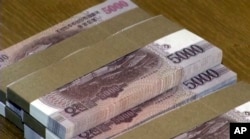 Billetes norcoreanos en una imagen tomada de un video de Associated Press Television News. Feb. 2, 2015.