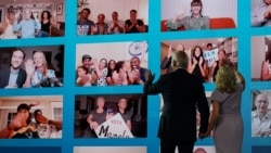 Joe Biden i njegova supruga Jill mašu pristalicama na virtualnoj konvenciji u Wilmingtonu u Delawareu, na kojoj je Biden prihvatio demokratsku nominaciju, 20. avgusta 2020.
