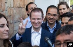 Ricardo Anaya, candidato presidencial mexicano llega a votar el domingo 1 de junio de 2018, en Ciudad de México.