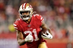 Raheem Mostert, corredor de los 49ers de San Francisco, acarrea el balón durante la final de la Conferencia Nacional ante los Packers de Green Bay, el domingo 19 de enero de 2020 (AP Foto/Tony Avelar)
