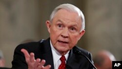 El secretario de Justicia Jeff Sessions ha advertido que el gobierno federal sancionará a las comunidades que se rehúsen a cooperar con los esfuerzos para localizar y deportar a inmigrantes que están ilegalmente en el país.