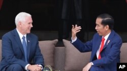 El vicepresidente de EE.UU., Mike Pence (izquierda) se reunió con el presidente de Indonesia, Joko Widodo, en el palacio presidencial en Yakarta, Indonesia, el jueves, 20 de abril de 2017.