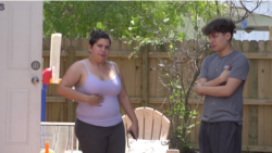Paula Laguna, junto a su hijo, en el patio de su casa en el barrio de Little Haiti en Miami