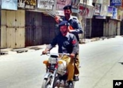 کوئٹہ پولیس اہلکار گشت کرتے ہوئے